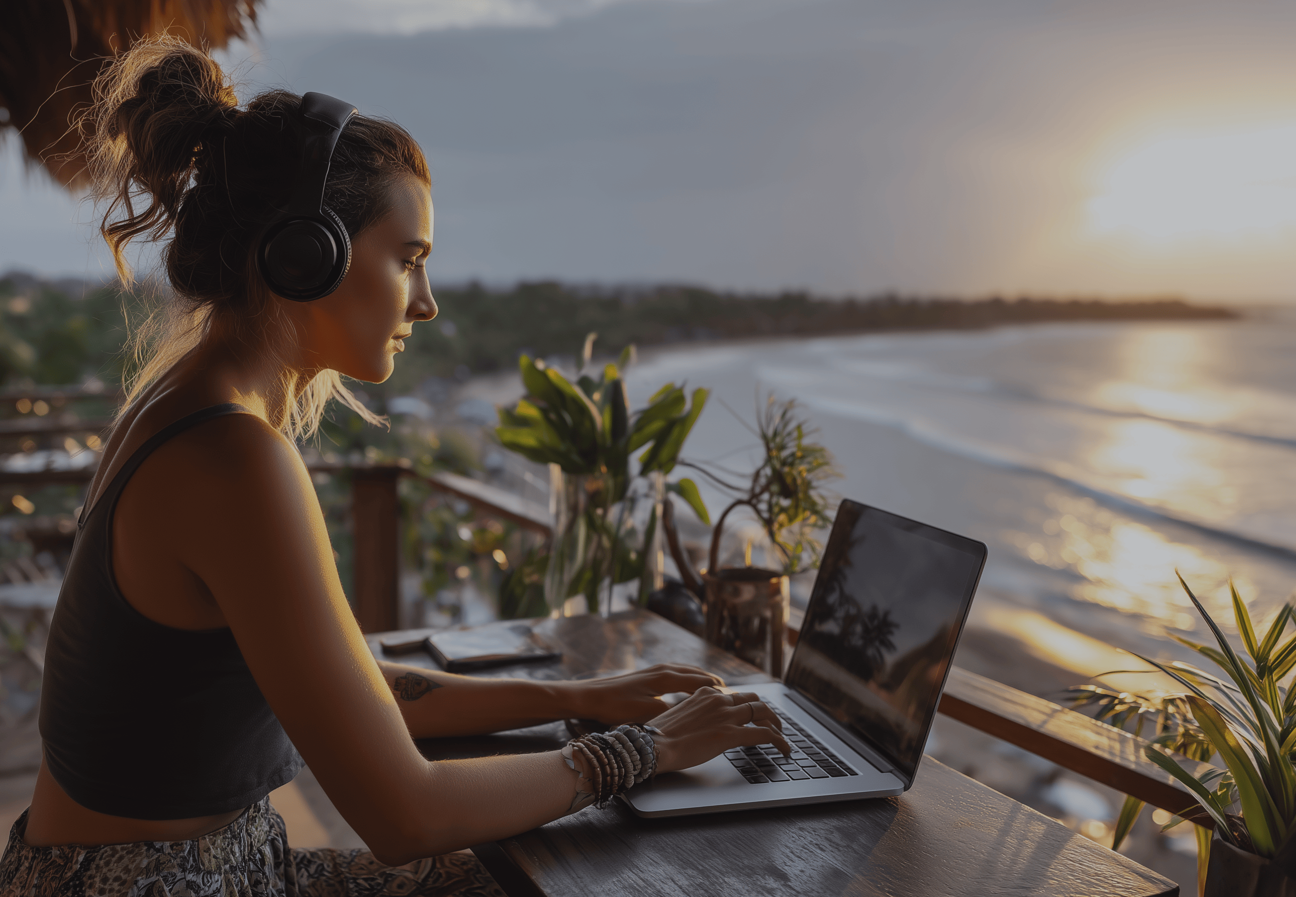 Frau sitzt im Sommer am Laptop und arbeitet