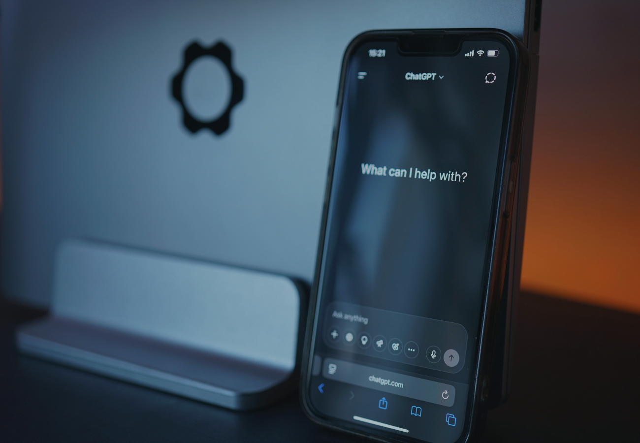 Handy mit ChatGPT im Hintergrund 